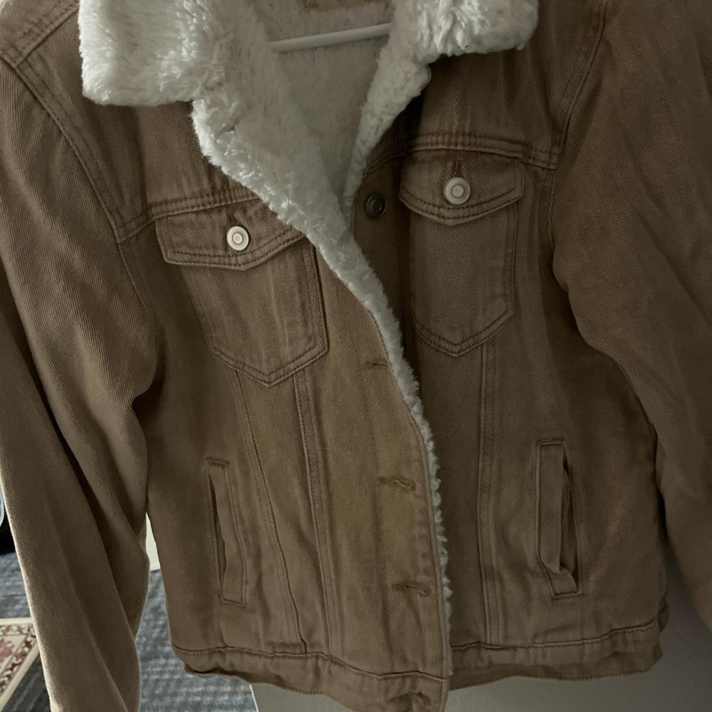 Chic Tan Jacket with White Fur Collar